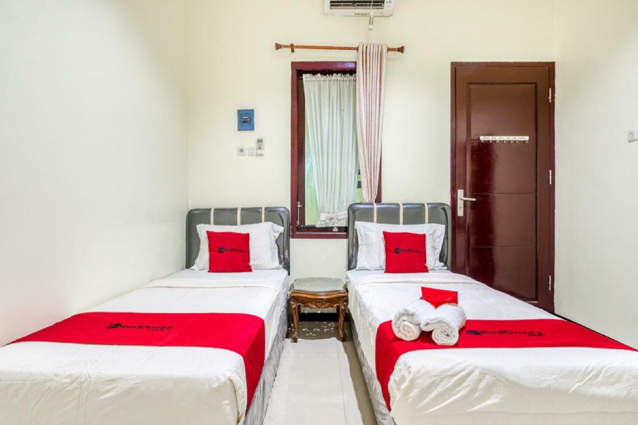 Reddoorz Syariah @ Ketintang Surabaya Hotel Exterior photo